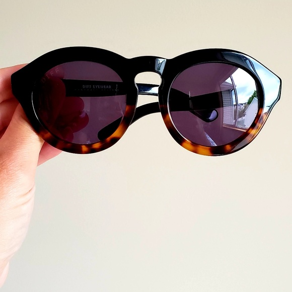 Diff Eyewear Sunglasses- Round Tortoise Frames main image 4